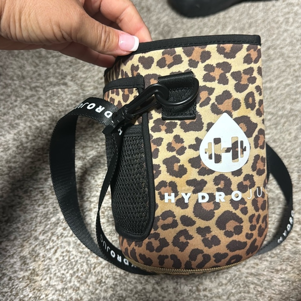 Hydrojug sleeve! Leopard like new! Hydro jug